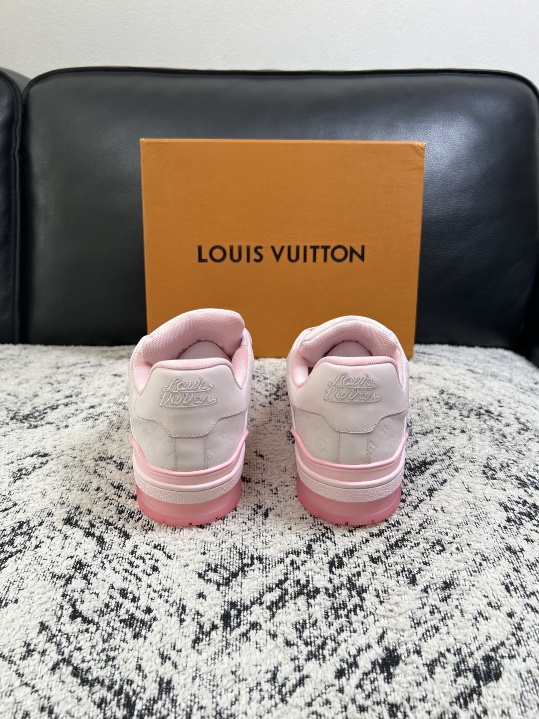 Lv  高品质  顶级工艺品  路易威登，运动板鞋专柜同步原厂配置，鞋面意大利进口牛皮改色面料，进口网布里垫柔软舒适，鞋