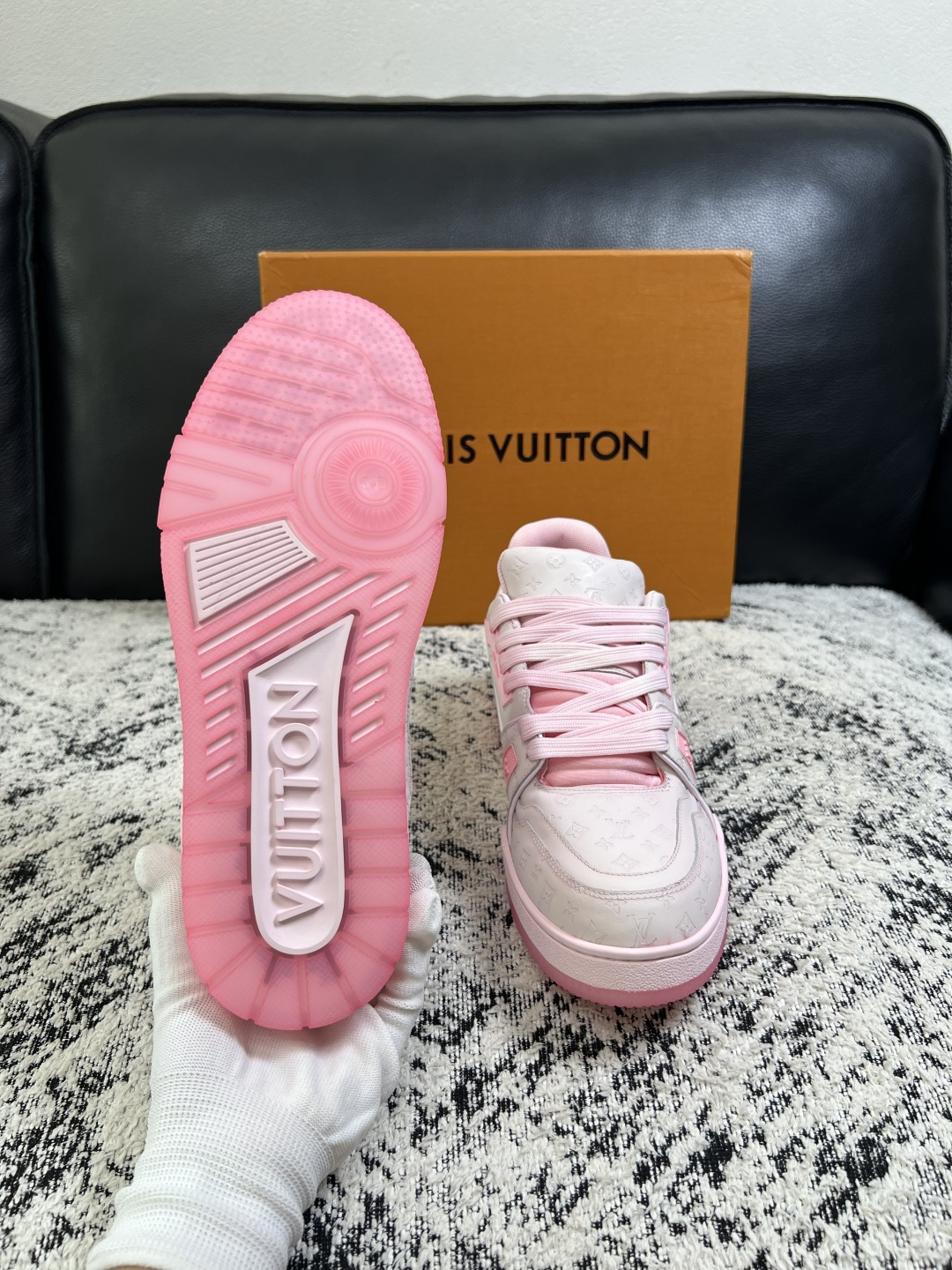 Lv  高品质  顶级工艺品  路易威登，运动板鞋专柜同步原厂配置，鞋面意大利进口牛皮改色面料，进口网布里垫柔软舒适，鞋