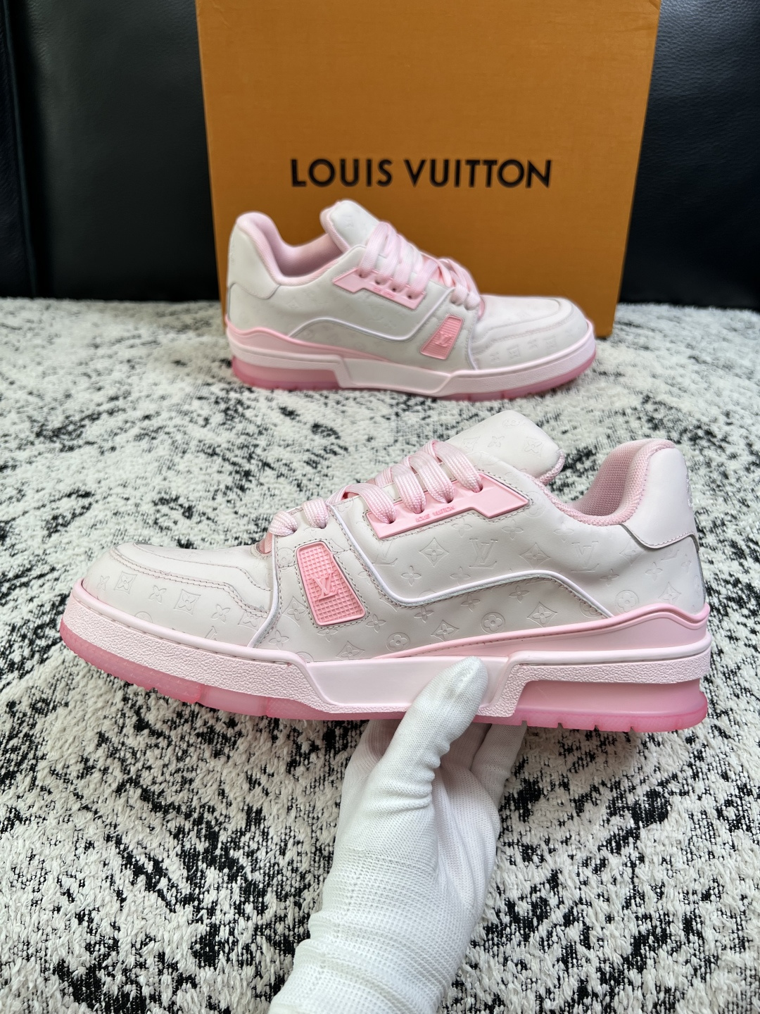 Lv  高品质  顶级工艺品  路易威登，运动板鞋专柜同步原厂配置，鞋面意大利进口牛皮改色面料，进口网布里垫柔软舒适，鞋