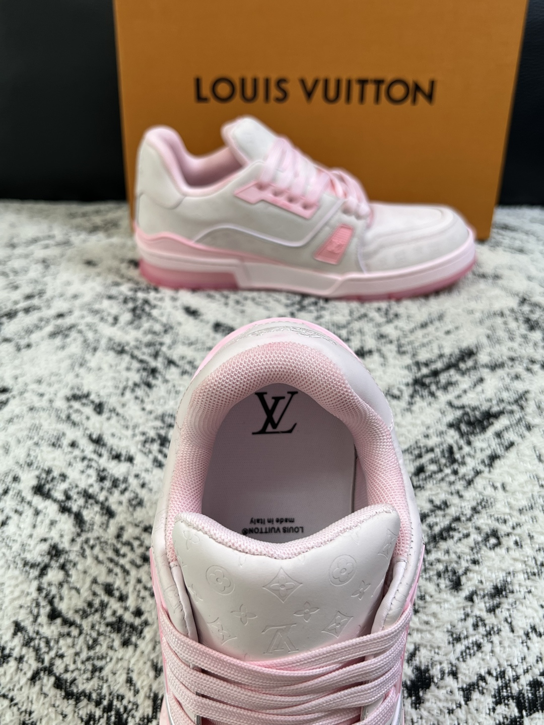 Lv  高品质  顶级工艺品  路易威登，运动板鞋专柜同步原厂配置，鞋面意大利进口牛皮改色面料，进口网布里垫柔软舒适，鞋