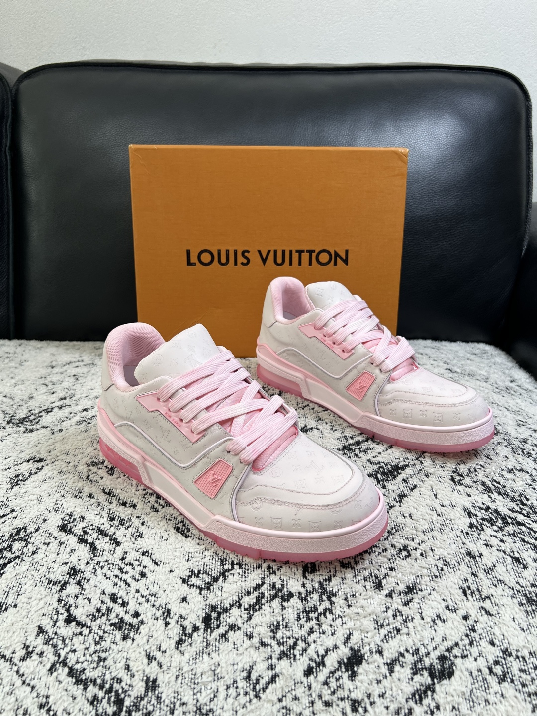 Lv  高品质  顶级工艺品  路易威登，运动板鞋专柜同步原厂配置，鞋面意大利进口牛皮改色面料，进口网布里垫柔软舒适，鞋