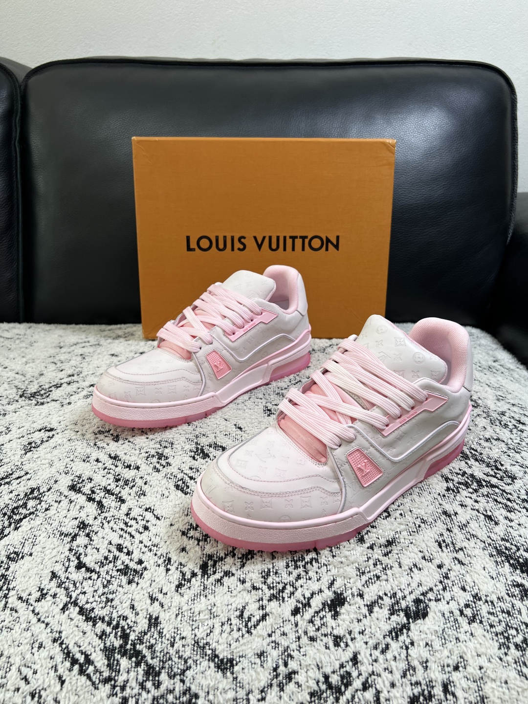 Lv  高品质  顶级工艺品  路易威登，运动板鞋专柜同步原厂配置，鞋面意大利进口牛皮改色面料，进口网布里垫柔软舒适，鞋