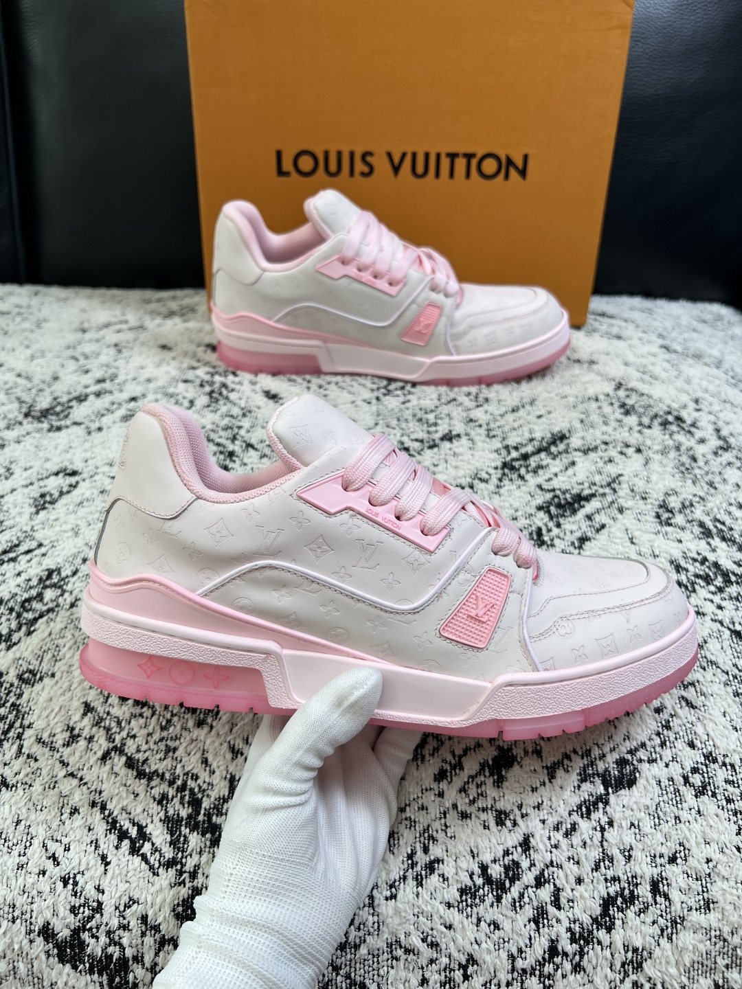 Lv  高品质  顶级工艺品  路易威登，运动板鞋专柜同步原厂配置，鞋面意大利进口牛皮改色面料，进口网布里垫柔软舒适，鞋