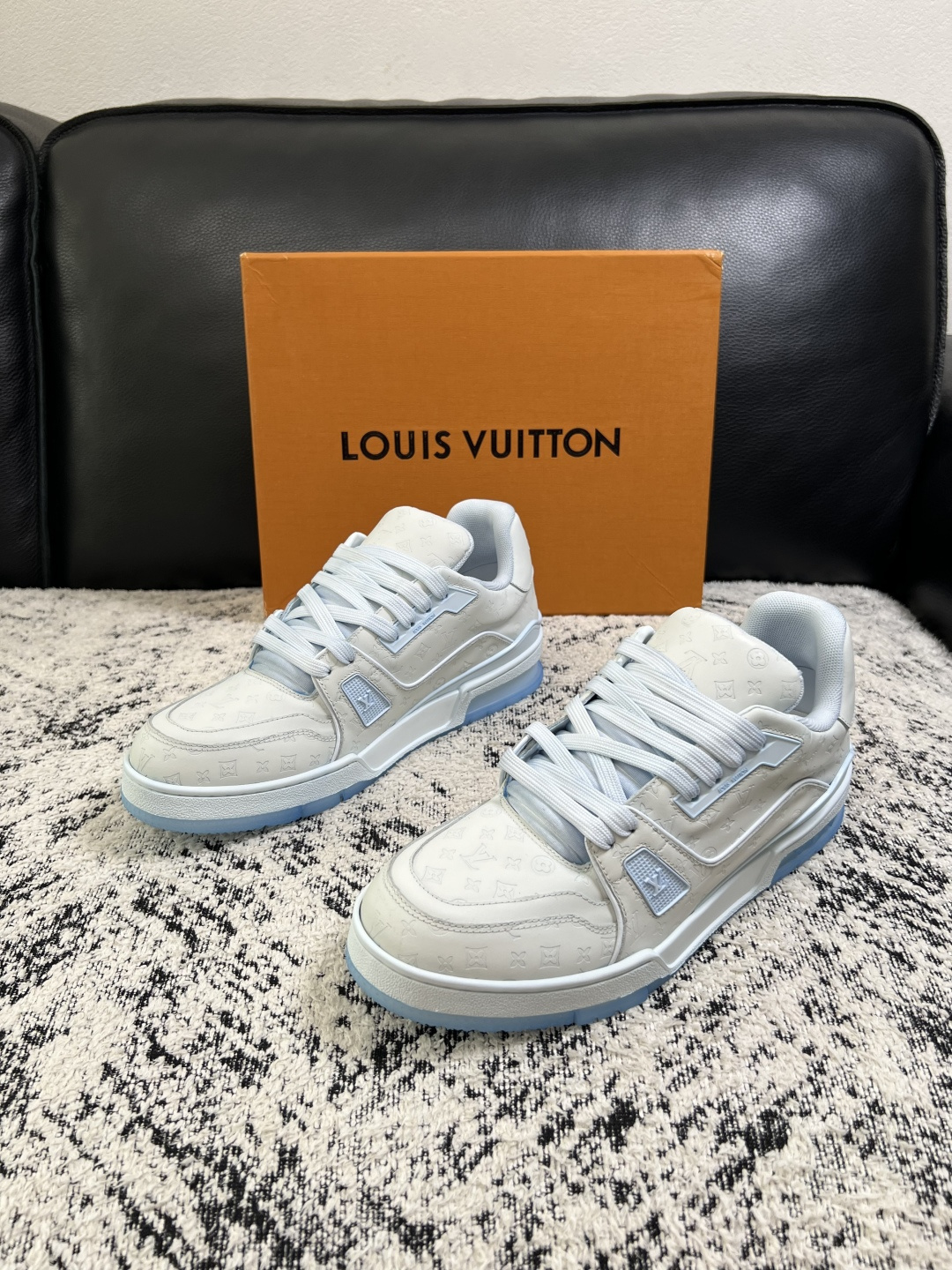 Lv  高品质  顶级工艺品  路易威登，运动板鞋专柜同步原厂配置，鞋面意大利进口牛皮改色面料，进口网布里垫柔软舒适，鞋
