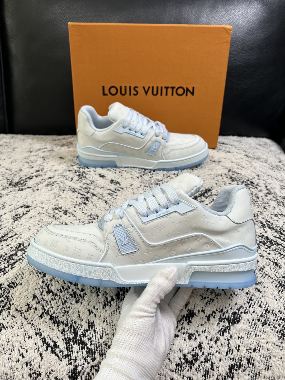 Lv  高品质  顶级工艺品  路易威登，运动板鞋专柜同步原厂配置，鞋面意大利进口牛皮改色面料，进口网布里垫柔软舒适，鞋