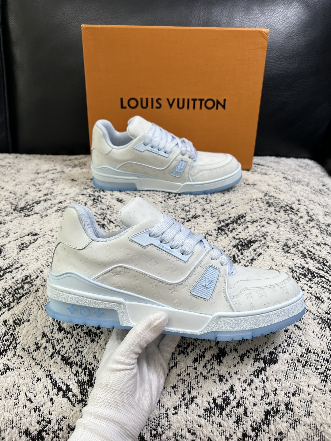 Lv  高品质  顶级工艺品  路易威登，运动板鞋专柜同步原厂配置，鞋面意大利进口牛皮改色面料，进口网布里垫柔软舒适，鞋