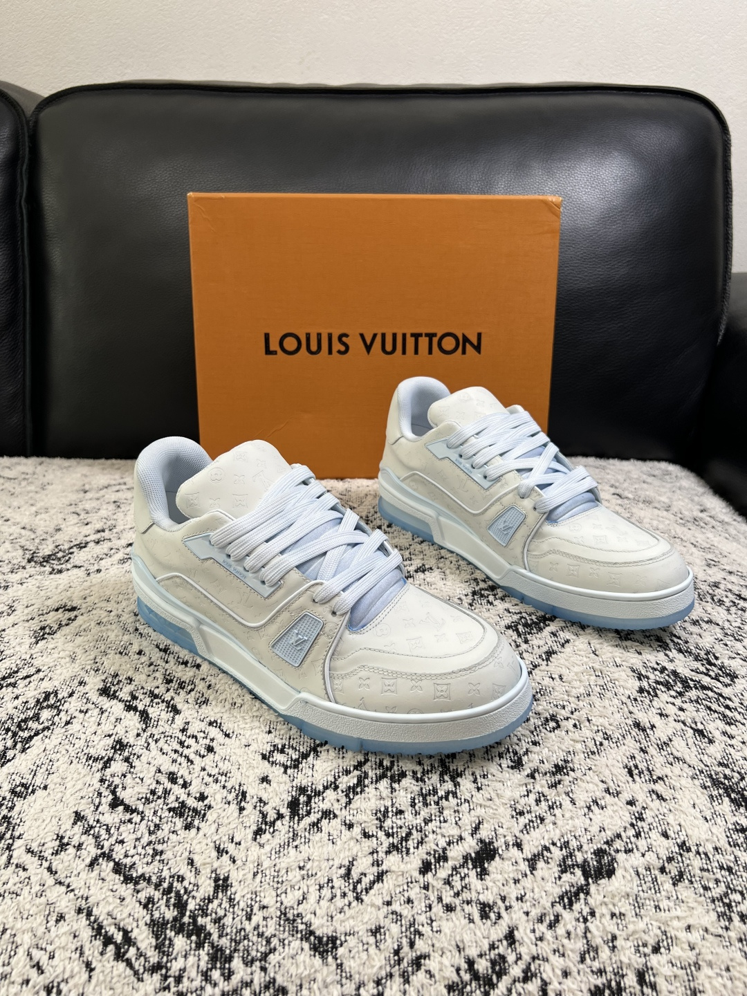 Lv  高品质  顶级工艺品  路易威登，运动板鞋专柜同步原厂配置，鞋面意大利进口牛皮改色面料，进口网布里垫柔软舒适，鞋