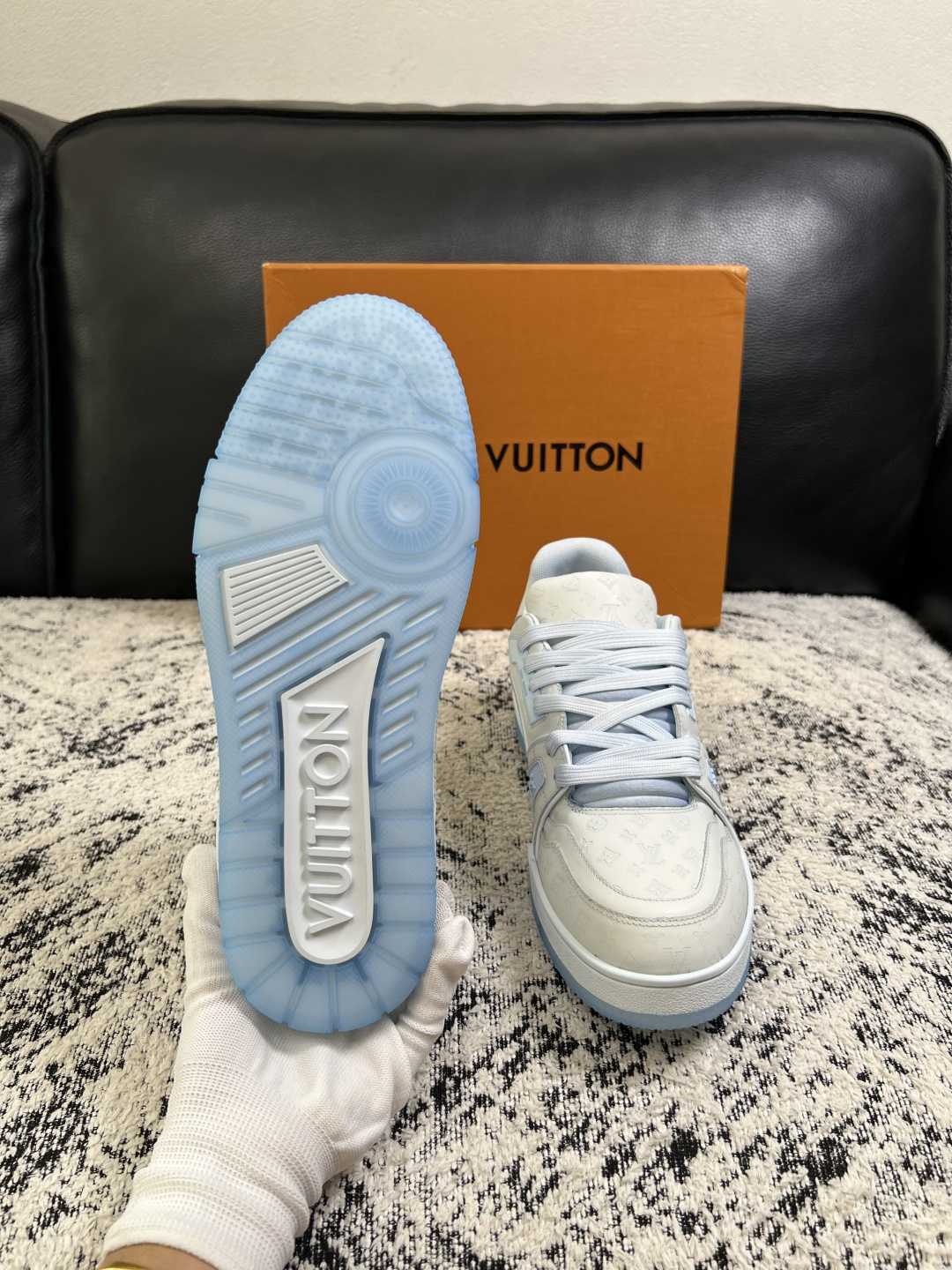 Lv  高品质  顶级工艺品  路易威登，运动板鞋专柜同步原厂配置，鞋面意大利进口牛皮改色面料，进口网布里垫柔软舒适，鞋