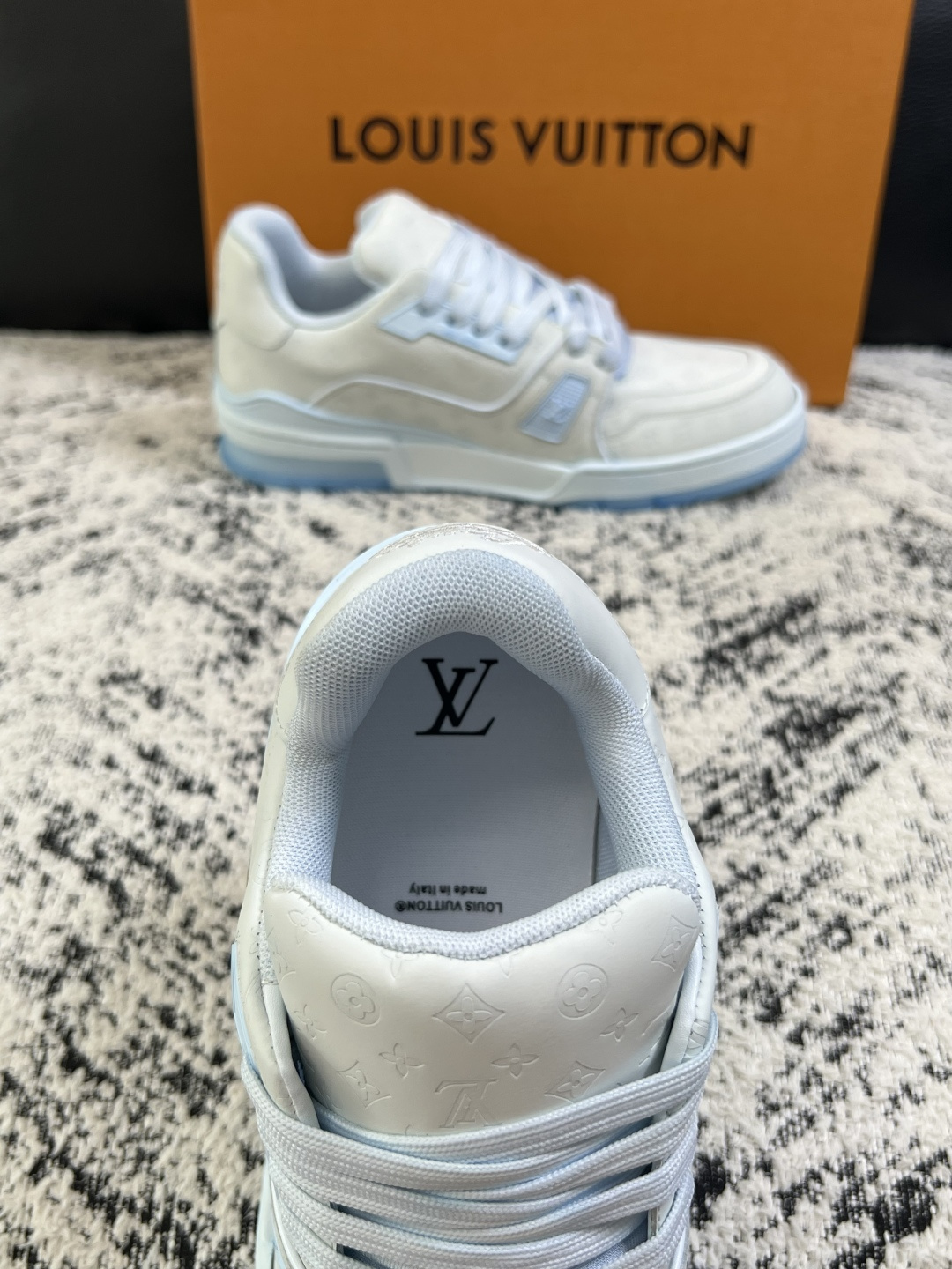 Lv  高品质  顶级工艺品  路易威登，运动板鞋专柜同步原厂配置，鞋面意大利进口牛皮改色面料，进口网布里垫柔软舒适，鞋