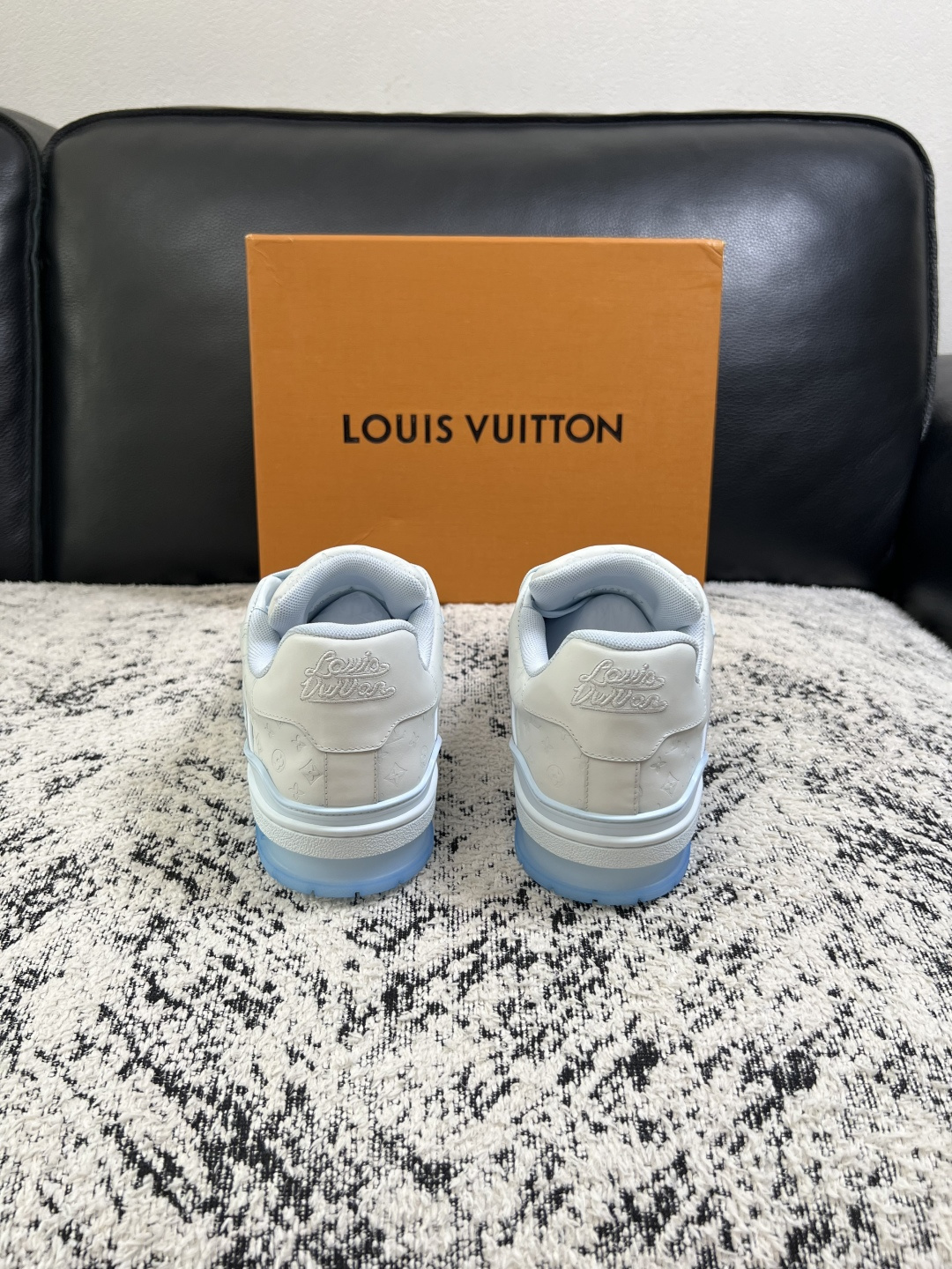 Lv  高品质  顶级工艺品  路易威登，运动板鞋专柜同步原厂配置，鞋面意大利进口牛皮改色面料，进口网布里垫柔软舒适，鞋