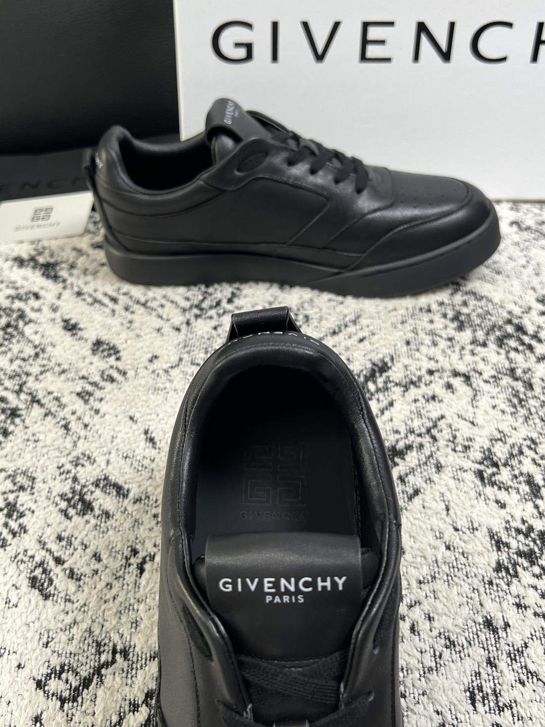 Givenchy 高品质  顶级工艺品  纪梵希 专柜同步原厂配置，意大利进口牛皮搭配面料，全鞋配件私模打造，柔软舒适网