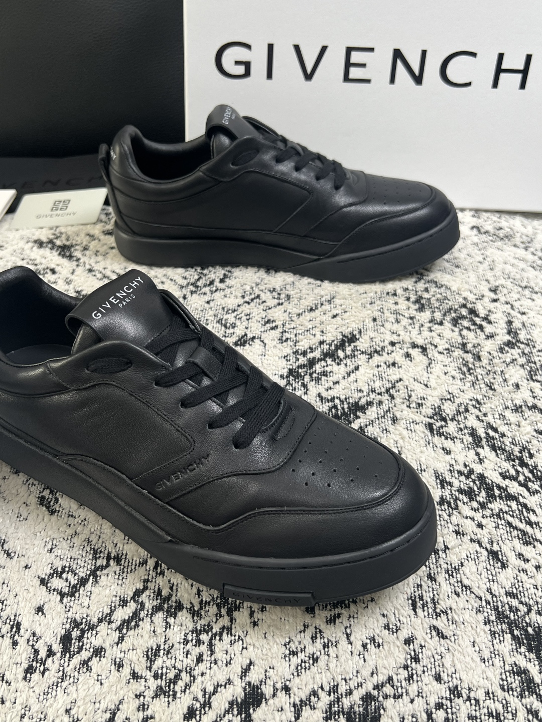 Givenchy 高品质  顶级工艺品  纪梵希 专柜同步原厂配置，意大利进口牛皮搭配面料，全鞋配件私模打造，柔软舒适网