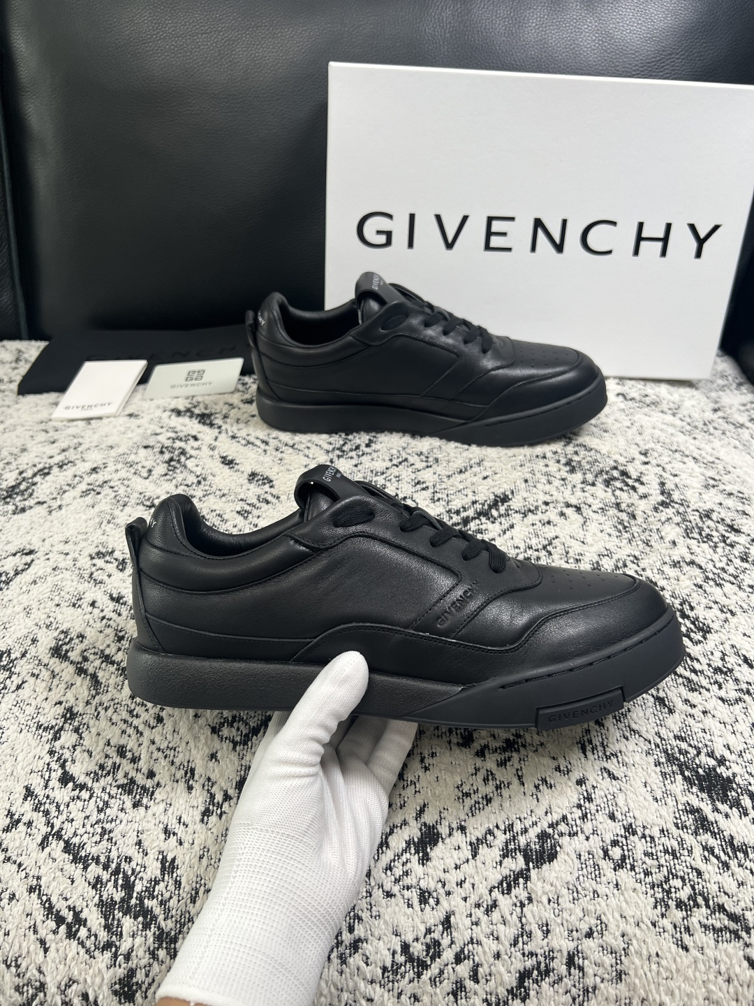 Givenchy 高品质  顶级工艺品  纪梵希 专柜同步原厂配置，意大利进口牛皮搭配面料，全鞋配件私模打造，柔软舒适网