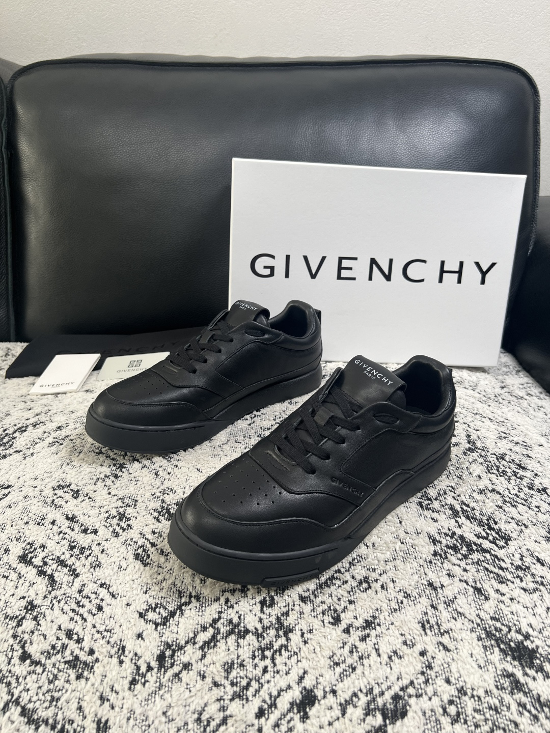 Givenchy 高品质  顶级工艺品  纪梵希 专柜同步原厂配置，意大利进口牛皮搭配面料，全鞋配件私模打造，柔软舒适网