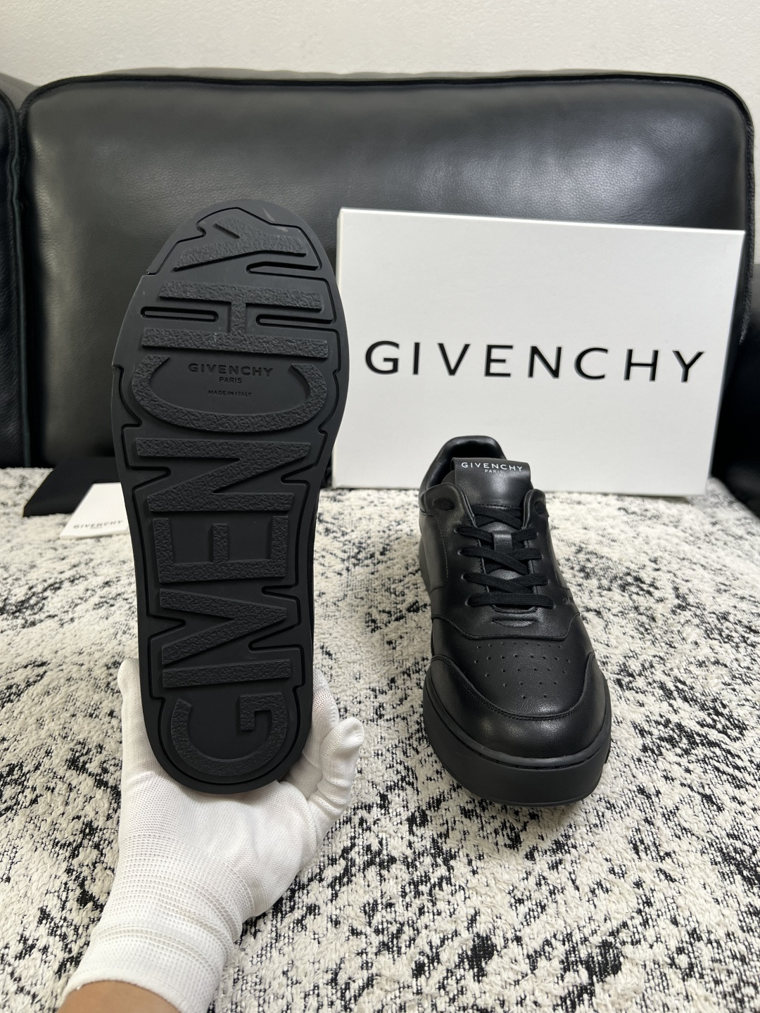 Givenchy 高品质  顶级工艺品  纪梵希 专柜同步原厂配置，意大利进口牛皮搭配面料，全鞋配件私模打造，柔软舒适网