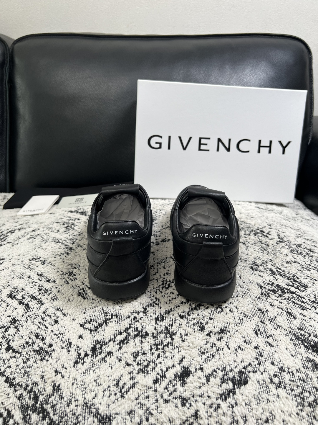 Givenchy 高品质  顶级工艺品  纪梵希 专柜同步原厂配置，意大利进口牛皮搭配面料，全鞋配件私模打造，柔软舒适网