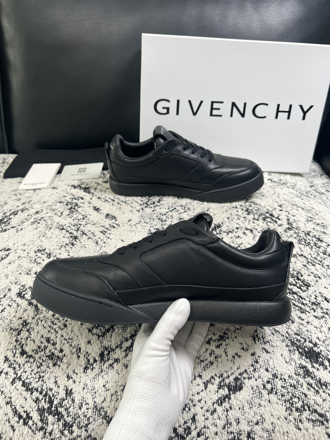Givenchy 高品质  顶级工艺品  纪梵希 专柜同步原厂配置，意大利进口牛皮搭配面料，全鞋配件私模打造，柔软舒适网