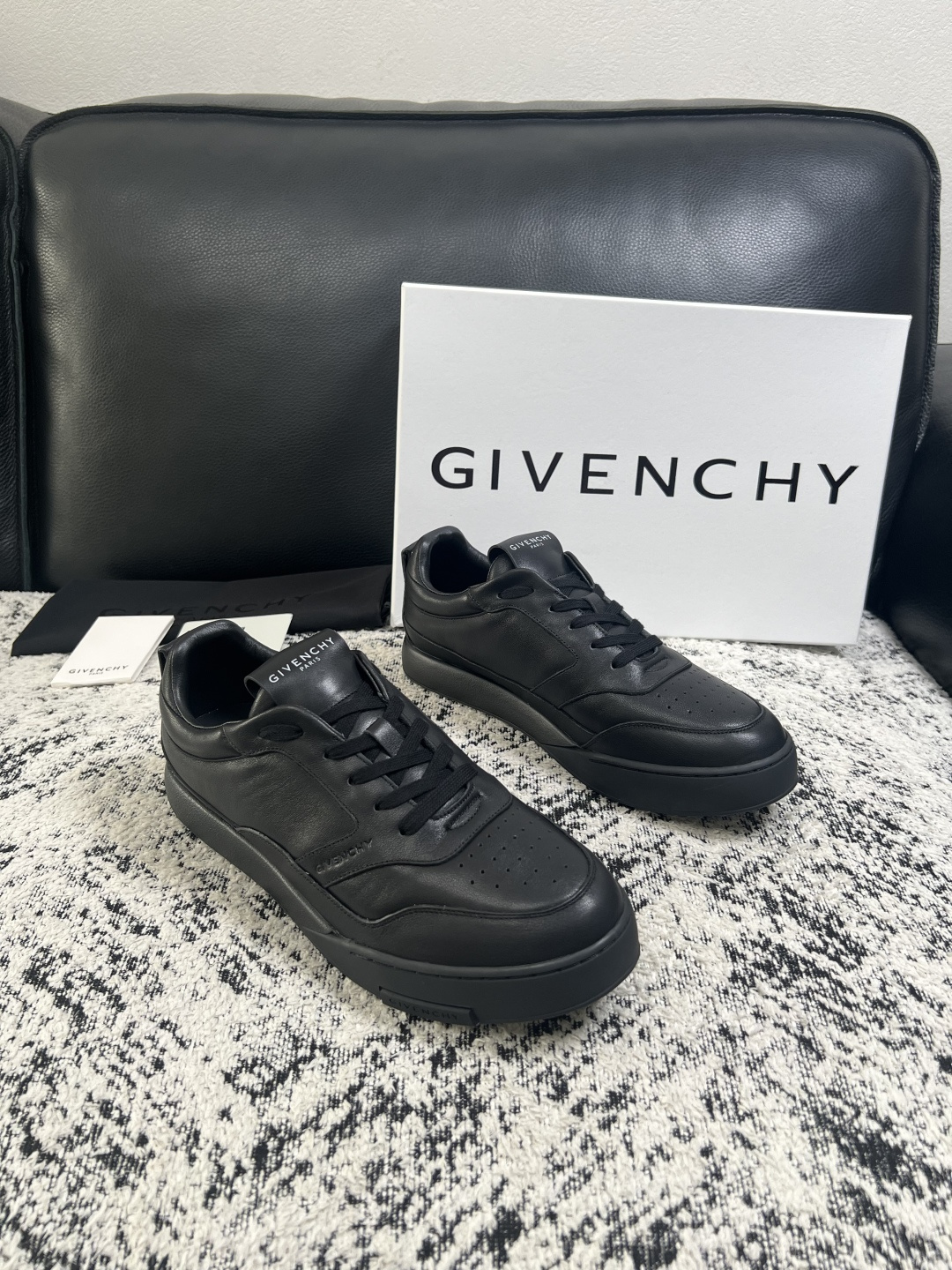 Givenchy 高品质 顶级工艺品 纪梵希 专柜同步原厂配置,意大利进口牛皮搭配面料,全鞋配件私模打造,柔软舒适网 Givenchy 高品质 顶级工艺品 纪梵希 专柜同步原厂配置,意大利进口牛皮搭配面料,全鞋配件私模打造,柔软舒适网