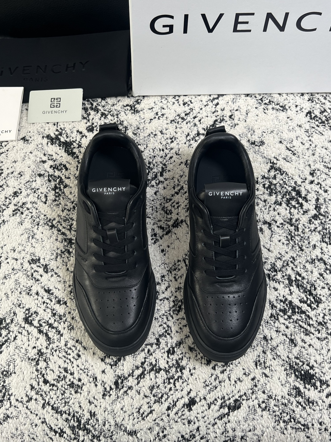 Givenchy 高品质  顶级工艺品  纪梵希 专柜同步原厂配置，意大利进口牛皮搭配面料，全鞋配件私模打造，柔软舒适网