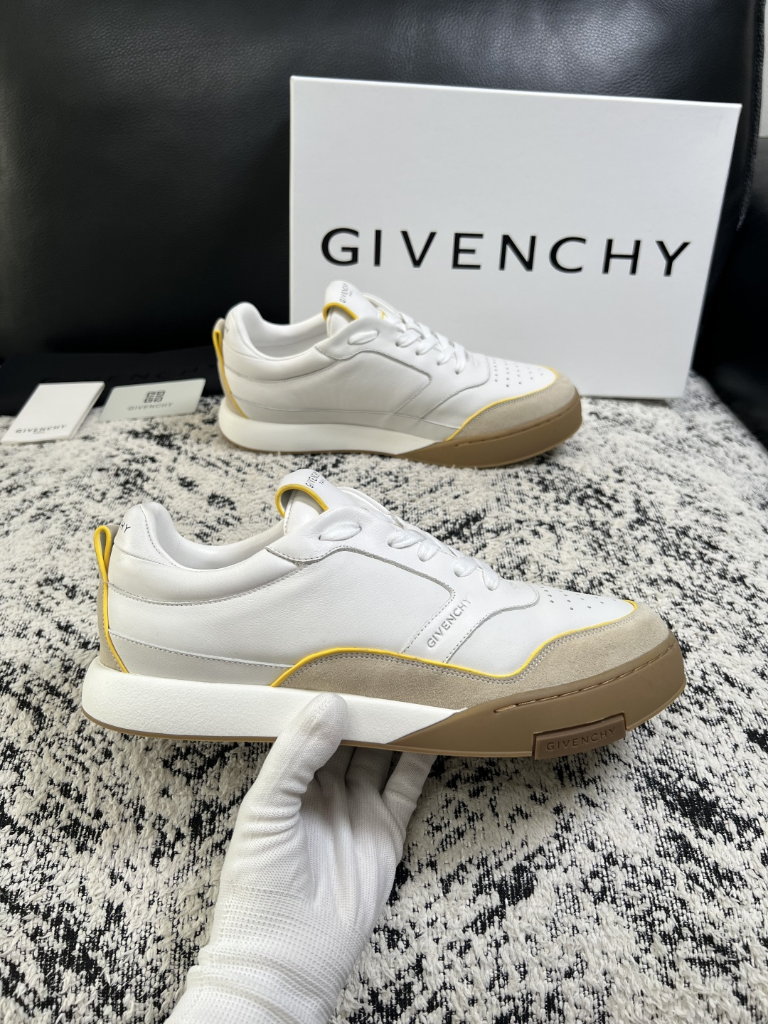 Givenchy 高品质  顶级工艺品  纪梵希 专柜同步原厂配置，意大利进口牛皮搭配面料，全鞋配件私模打造，柔软舒适网