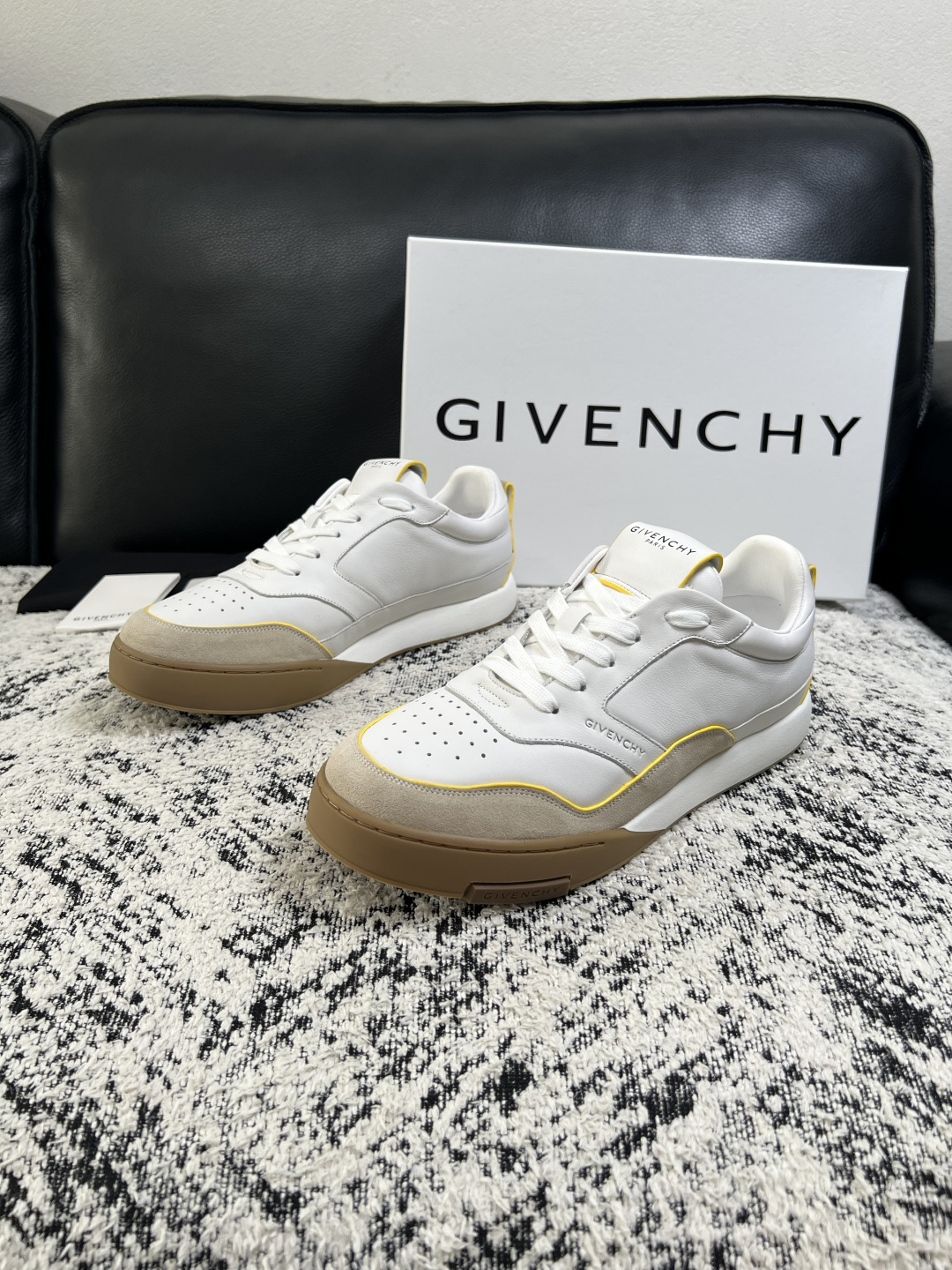 Givenchy 高品质  顶级工艺品  纪梵希 专柜同步原厂配置，意大利进口牛皮搭配面料，全鞋配件私模打造，柔软舒适网