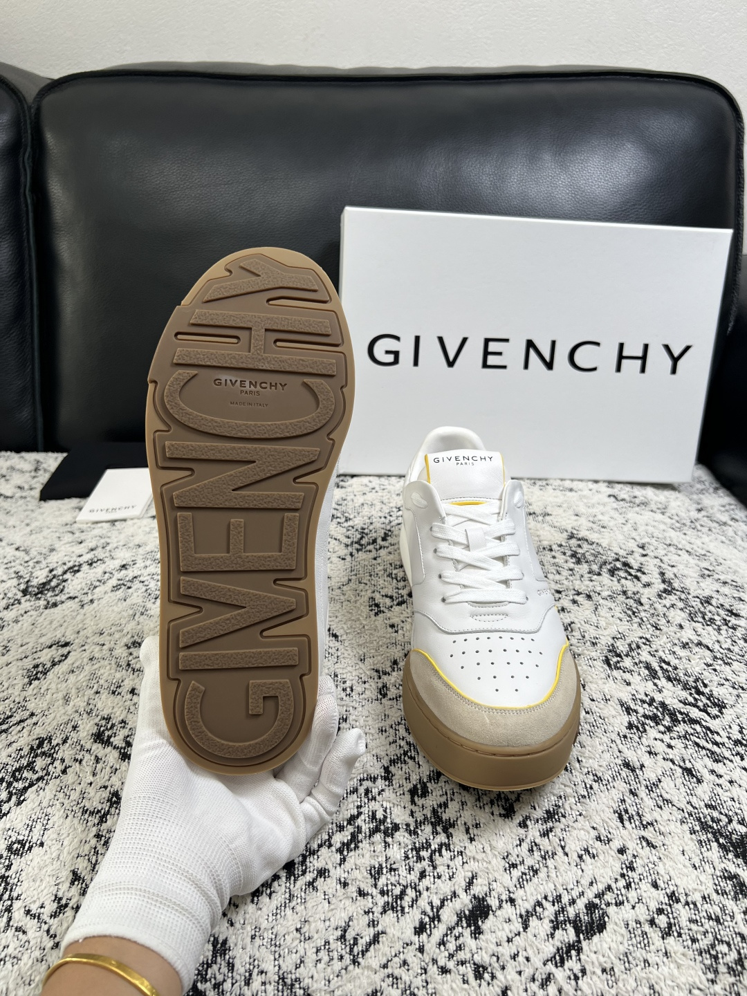 Givenchy 高品质  顶级工艺品  纪梵希 专柜同步原厂配置，意大利进口牛皮搭配面料，全鞋配件私模打造，柔软舒适网