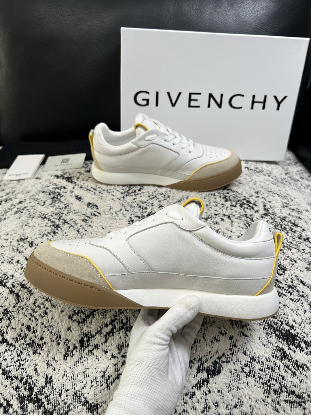 Givenchy 高品质  顶级工艺品  纪梵希 专柜同步原厂配置，意大利进口牛皮搭配面料，全鞋配件私模打造，柔软舒适网