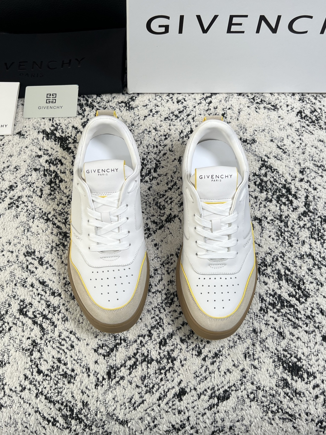 Givenchy 高品质  顶级工艺品  纪梵希 专柜同步原厂配置，意大利进口牛皮搭配面料，全鞋配件私模打造，柔软舒适网
