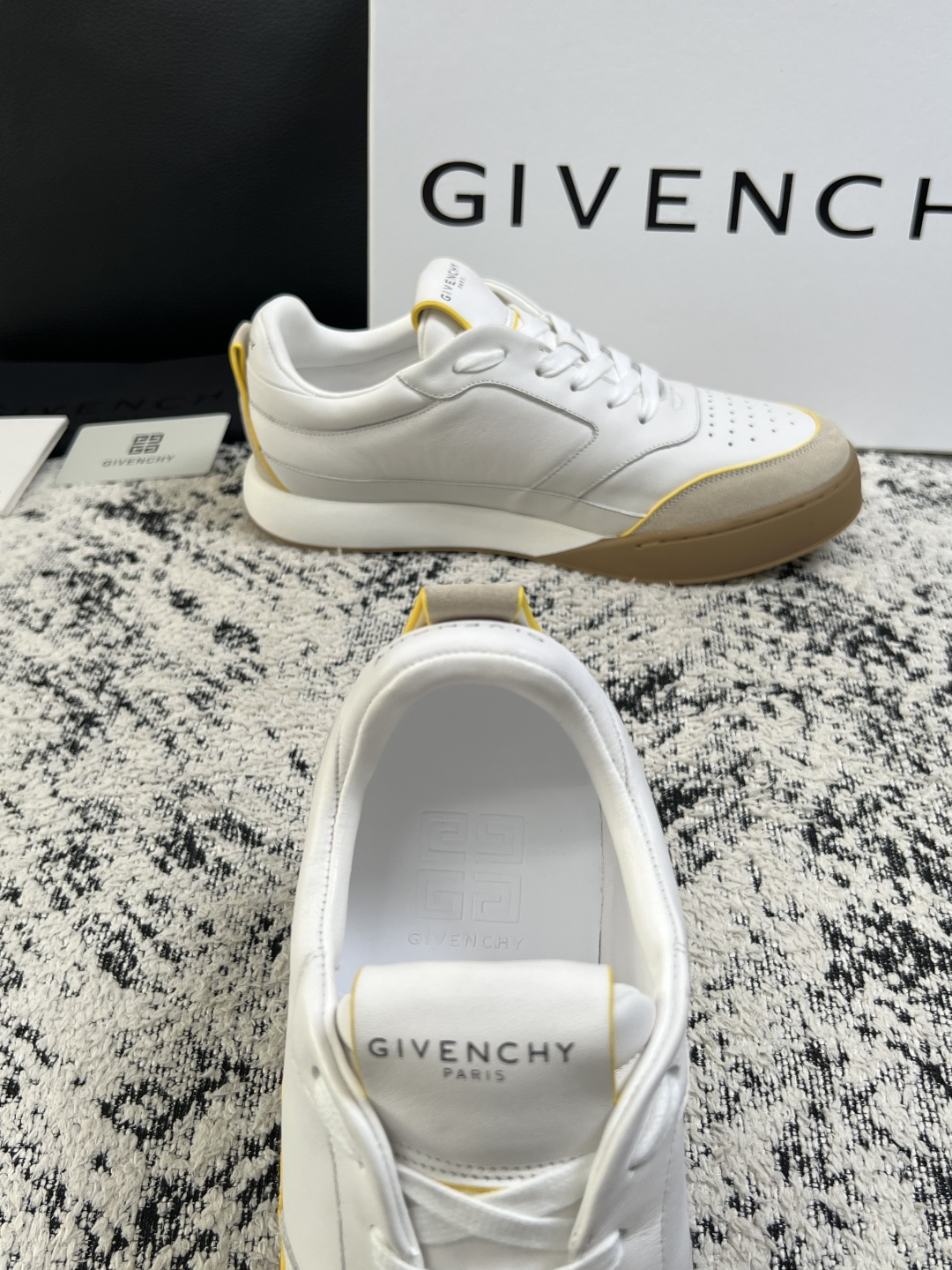 Givenchy 高品质  顶级工艺品  纪梵希 专柜同步原厂配置，意大利进口牛皮搭配面料，全鞋配件私模打造，柔软舒适网