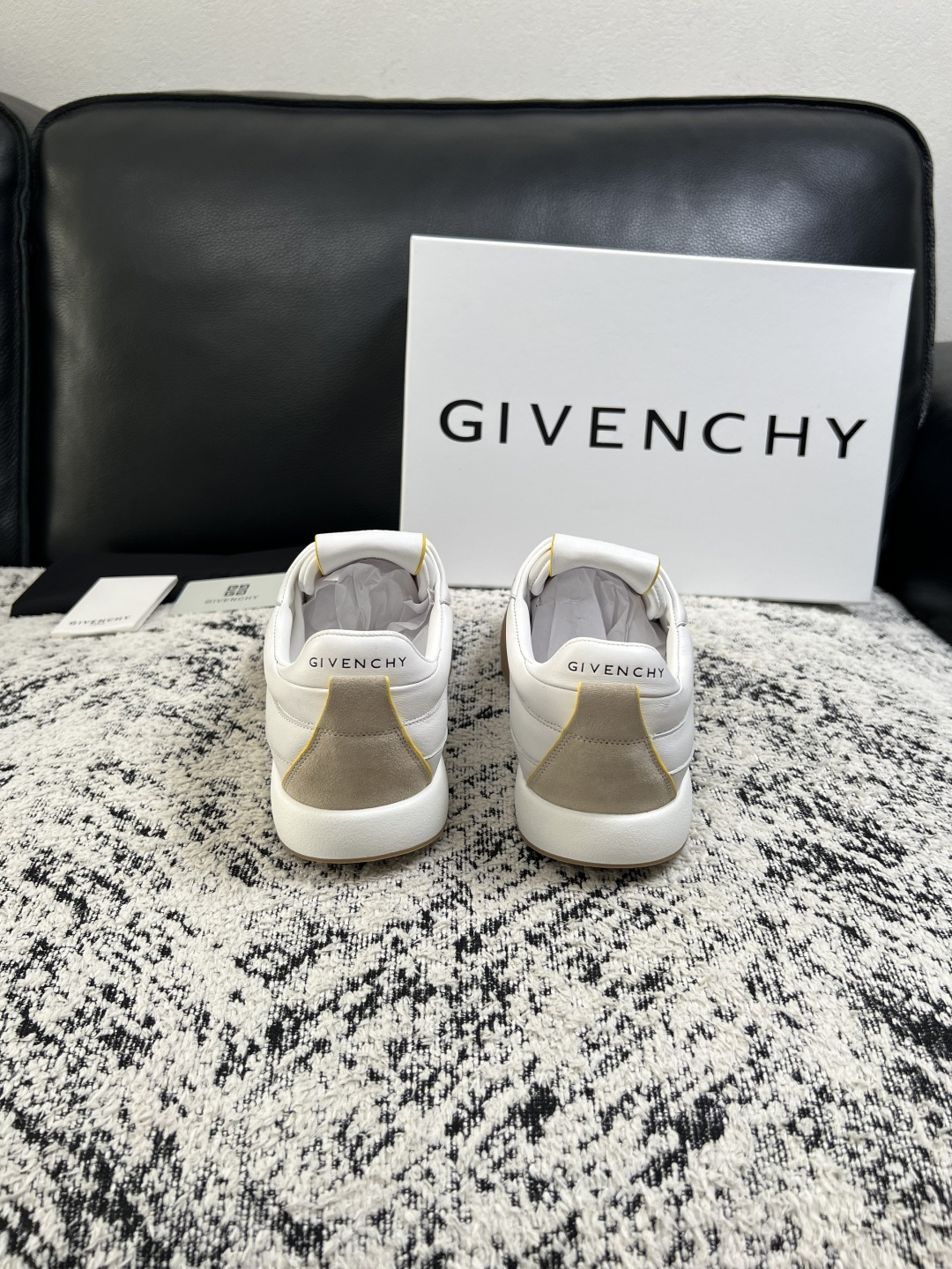 Givenchy 高品质  顶级工艺品  纪梵希 专柜同步原厂配置，意大利进口牛皮搭配面料，全鞋配件私模打造，柔软舒适网