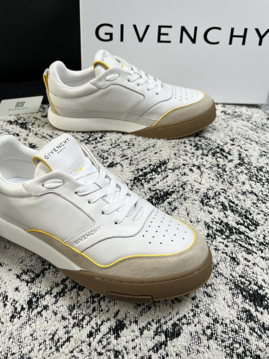 Givenchy 高品质  顶级工艺品  纪梵希 专柜同步原厂配置，意大利进口牛皮搭配面料，全鞋配件私模打造，柔软舒适网