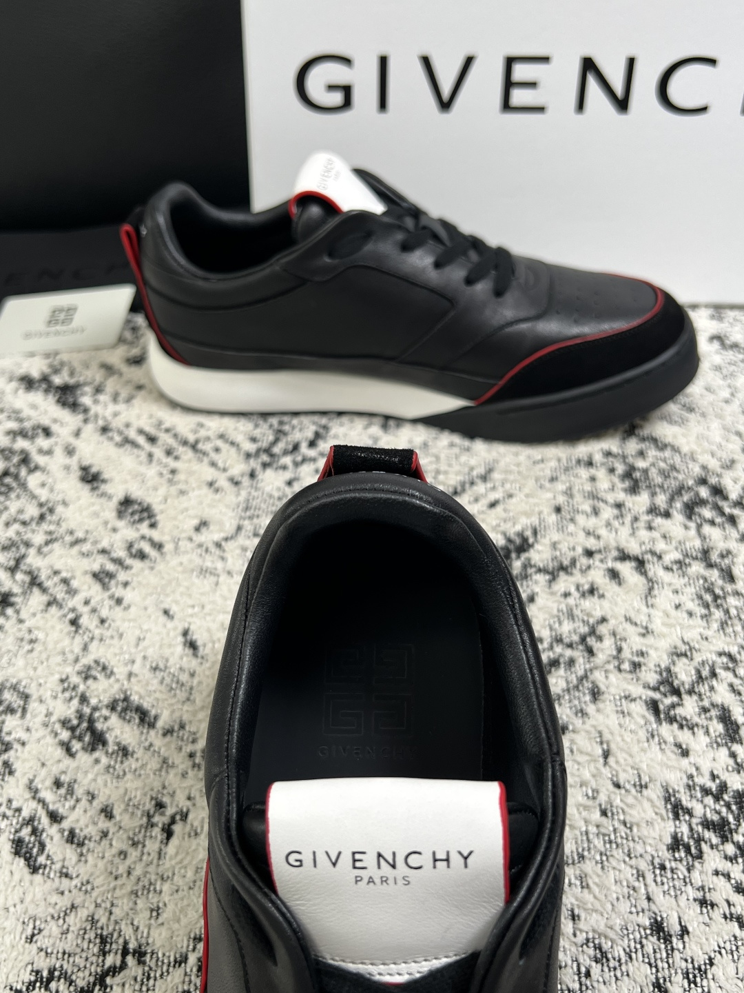 Givenchy 高品质  顶级工艺品  纪梵希 专柜同步原厂配置，意大利进口牛皮搭配面料，全鞋配件私模打造，柔软舒适网