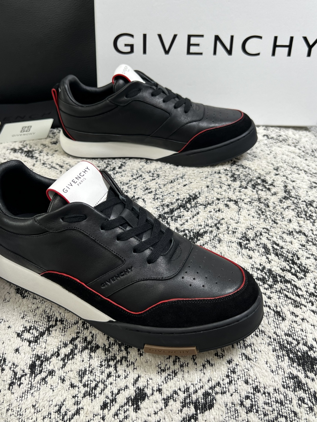 Givenchy 高品质  顶级工艺品  纪梵希 专柜同步原厂配置，意大利进口牛皮搭配面料，全鞋配件私模打造，柔软舒适网
