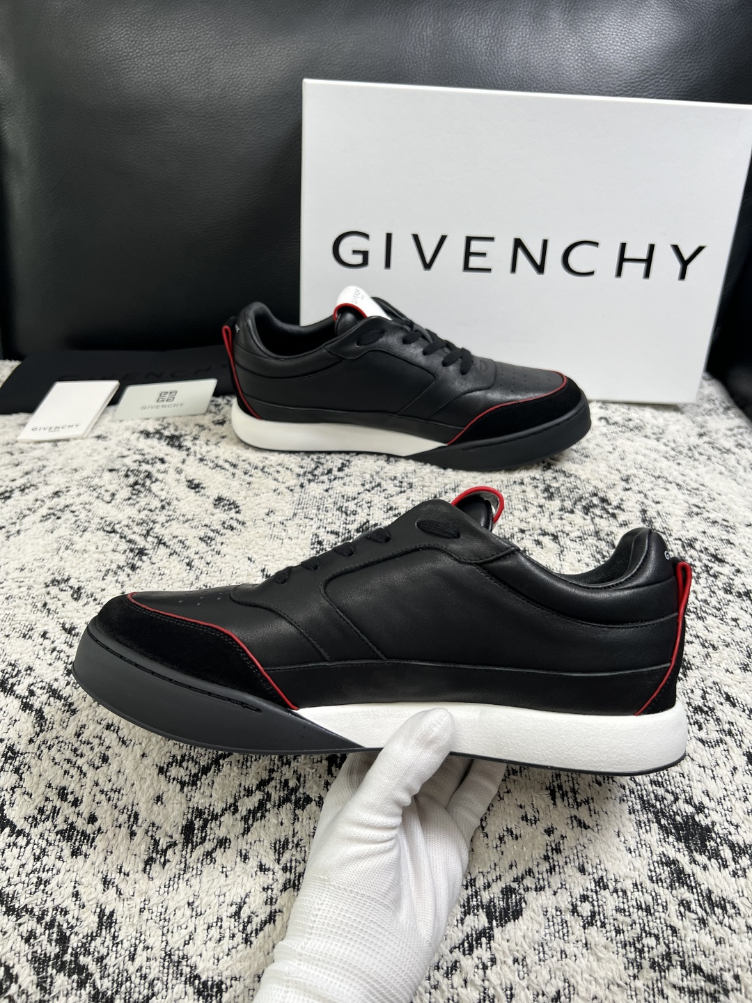 Givenchy 高品质  顶级工艺品  纪梵希 专柜同步原厂配置，意大利进口牛皮搭配面料，全鞋配件私模打造，柔软舒适网