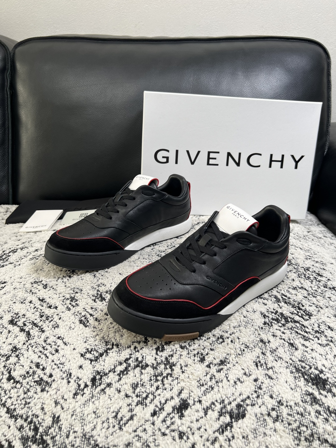 Givenchy 高品质  顶级工艺品  纪梵希 专柜同步原厂配置，意大利进口牛皮搭配面料，全鞋配件私模打造，柔软舒适网