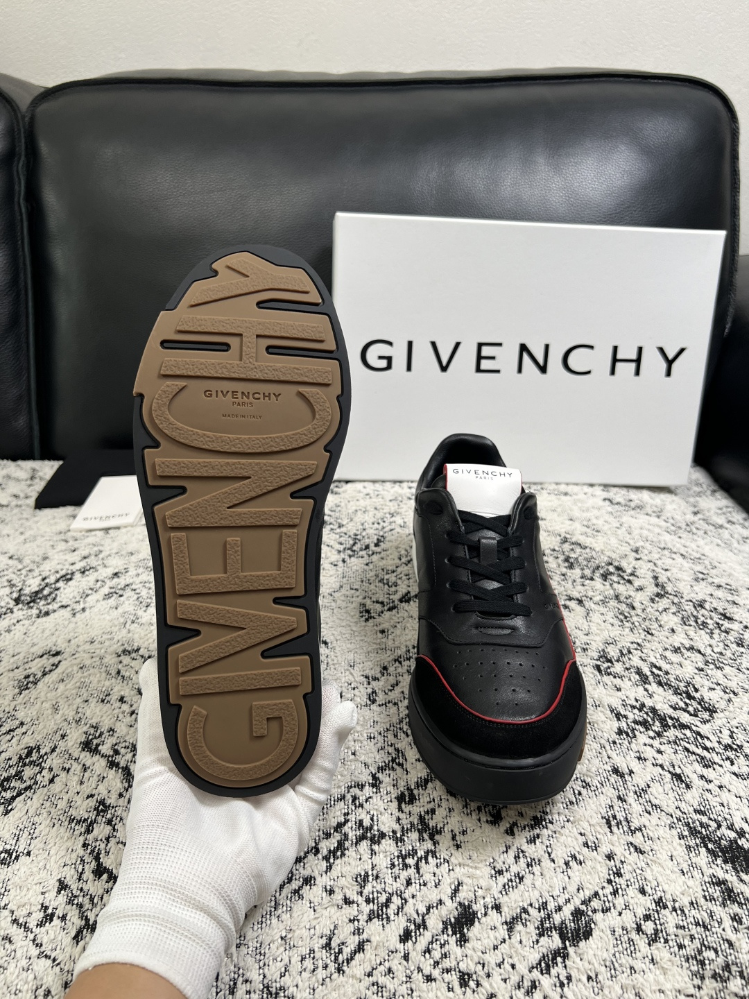 Givenchy 高品质  顶级工艺品  纪梵希 专柜同步原厂配置，意大利进口牛皮搭配面料，全鞋配件私模打造，柔软舒适网