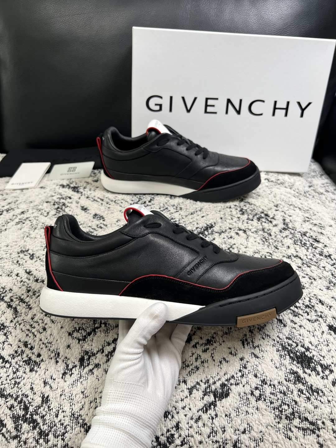 Givenchy 高品质  顶级工艺品  纪梵希 专柜同步原厂配置，意大利进口牛皮搭配面料，全鞋配件私模打造，柔软舒适网
