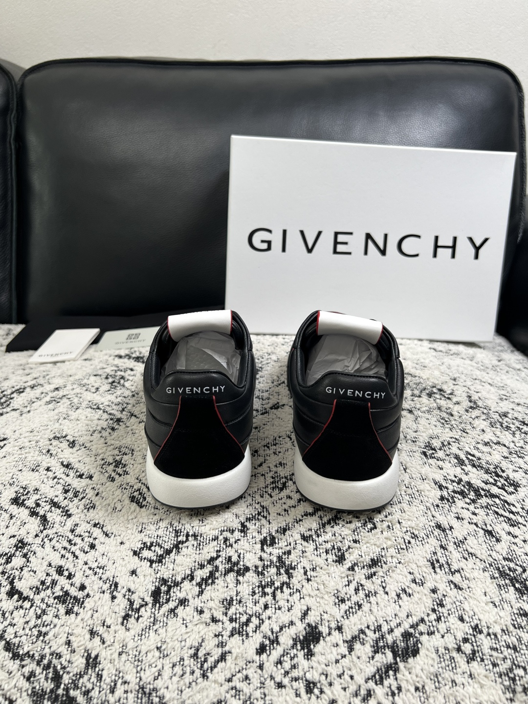 Givenchy 高品质  顶级工艺品  纪梵希 专柜同步原厂配置，意大利进口牛皮搭配面料，全鞋配件私模打造，柔软舒适网