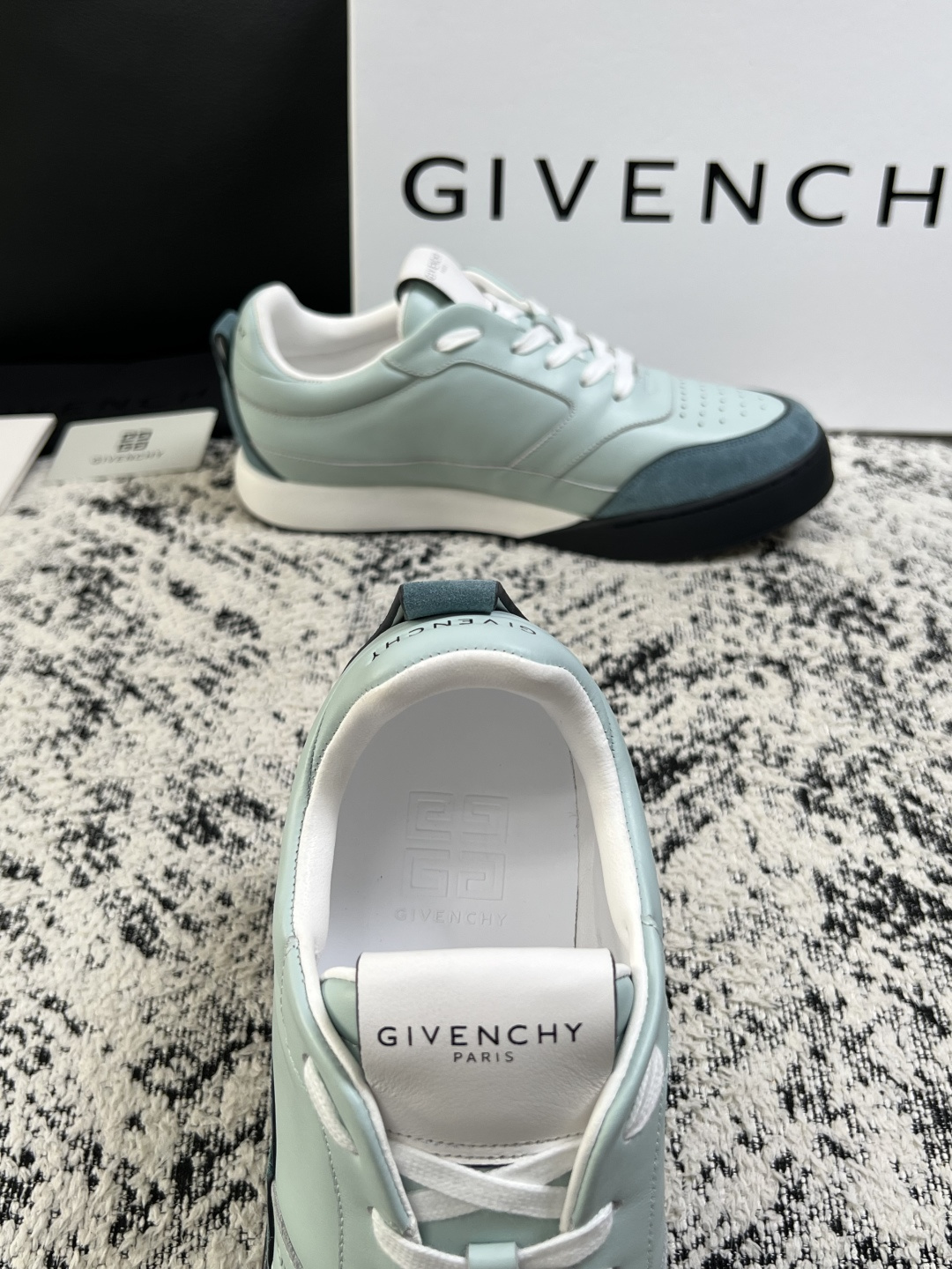 Givenchy 高品质  顶级工艺品  纪梵希 专柜同步原厂配置，意大利进口牛皮搭配面料，全鞋配件私模打造，柔软舒适网