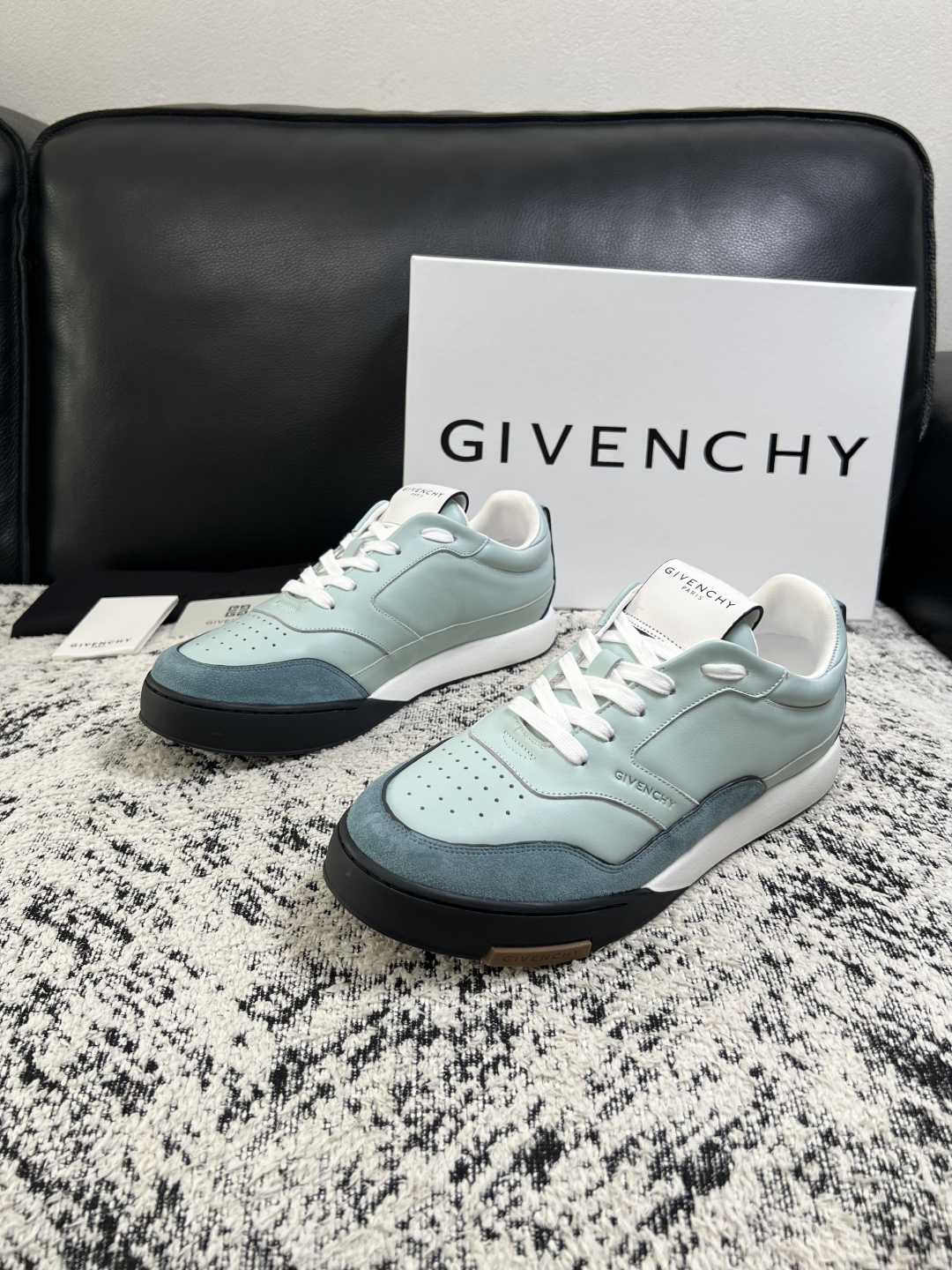 Givenchy 高品质  顶级工艺品  纪梵希 专柜同步原厂配置，意大利进口牛皮搭配面料，全鞋配件私模打造，柔软舒适网