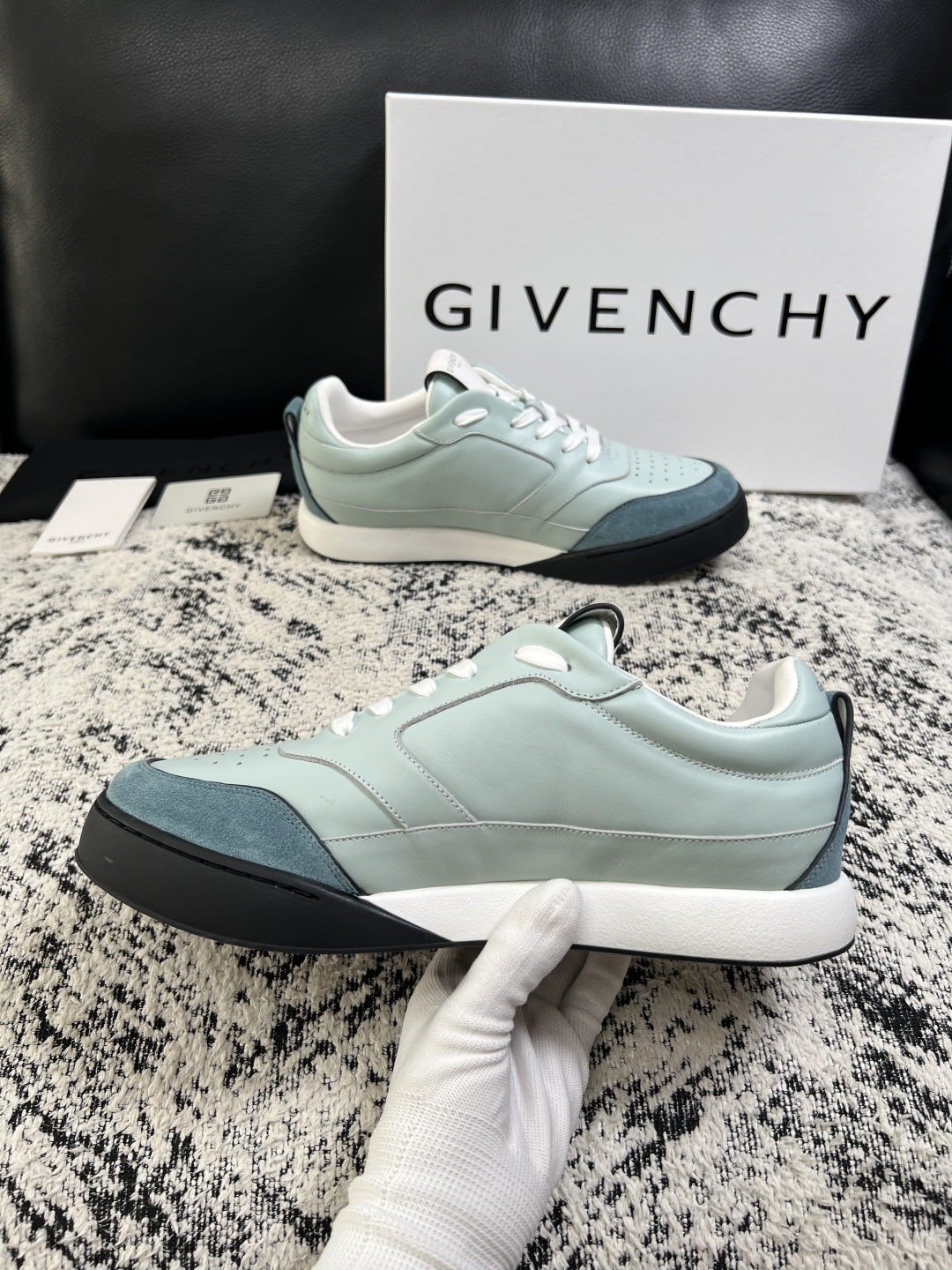 Givenchy 高品质  顶级工艺品  纪梵希 专柜同步原厂配置，意大利进口牛皮搭配面料，全鞋配件私模打造，柔软舒适网