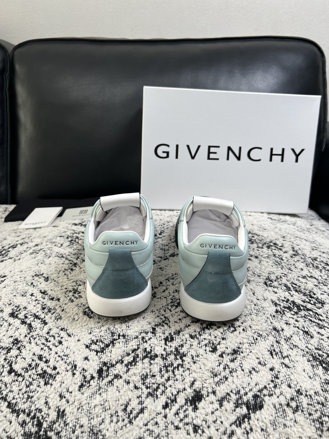Givenchy 高品质  顶级工艺品  纪梵希 专柜同步原厂配置，意大利进口牛皮搭配面料，全鞋配件私模打造，柔软舒适网