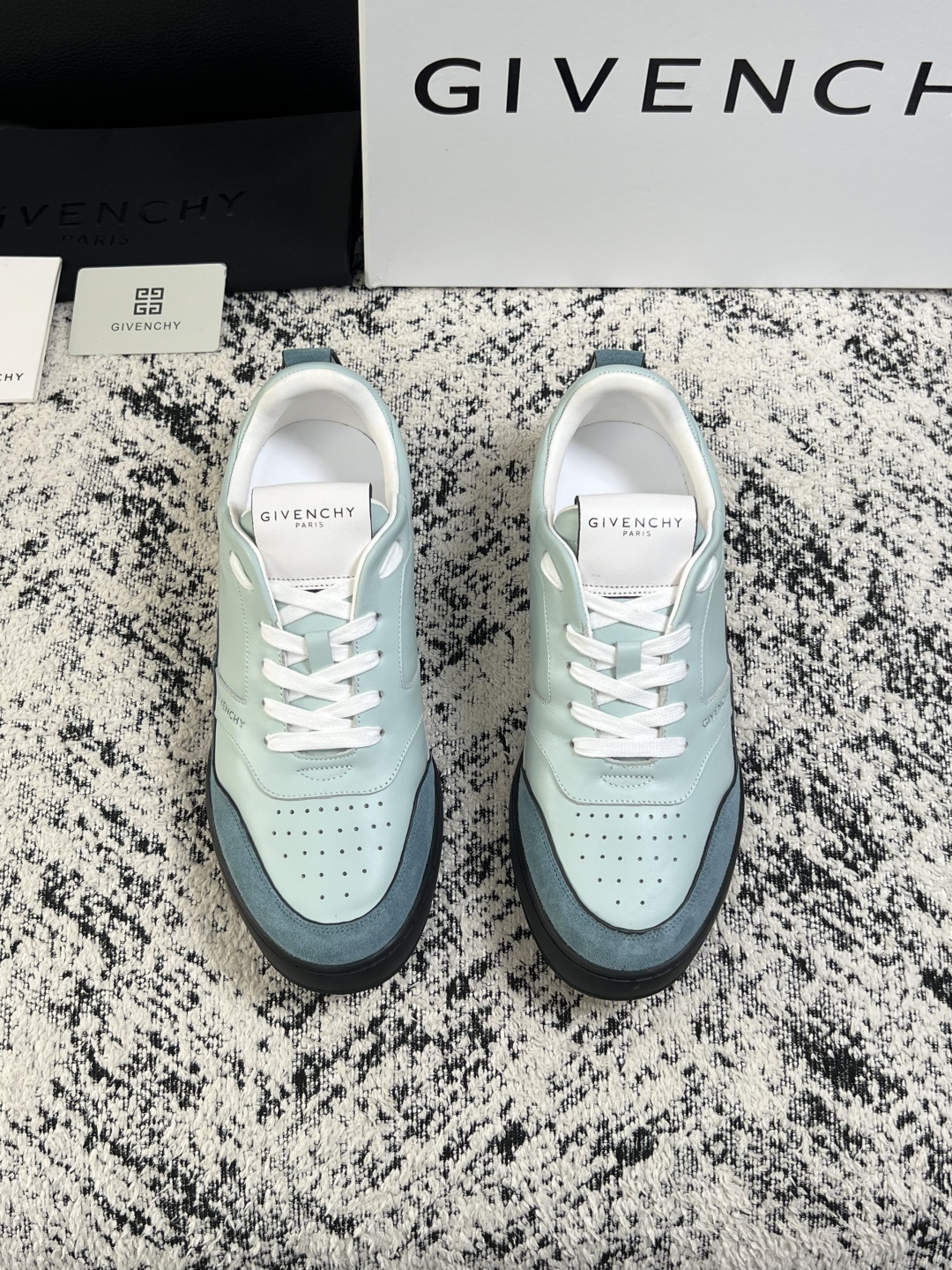 Givenchy 高品质  顶级工艺品  纪梵希 专柜同步原厂配置，意大利进口牛皮搭配面料，全鞋配件私模打造，柔软舒适网