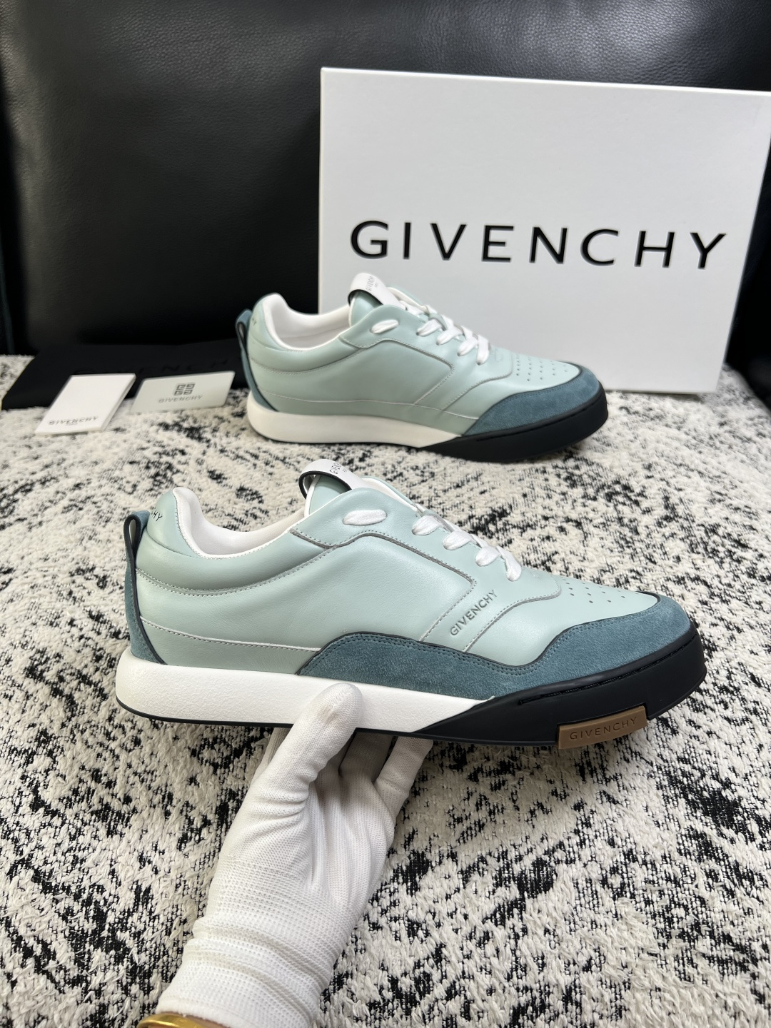 Givenchy 高品质  顶级工艺品  纪梵希 专柜同步原厂配置，意大利进口牛皮搭配面料，全鞋配件私模打造，柔软舒适网