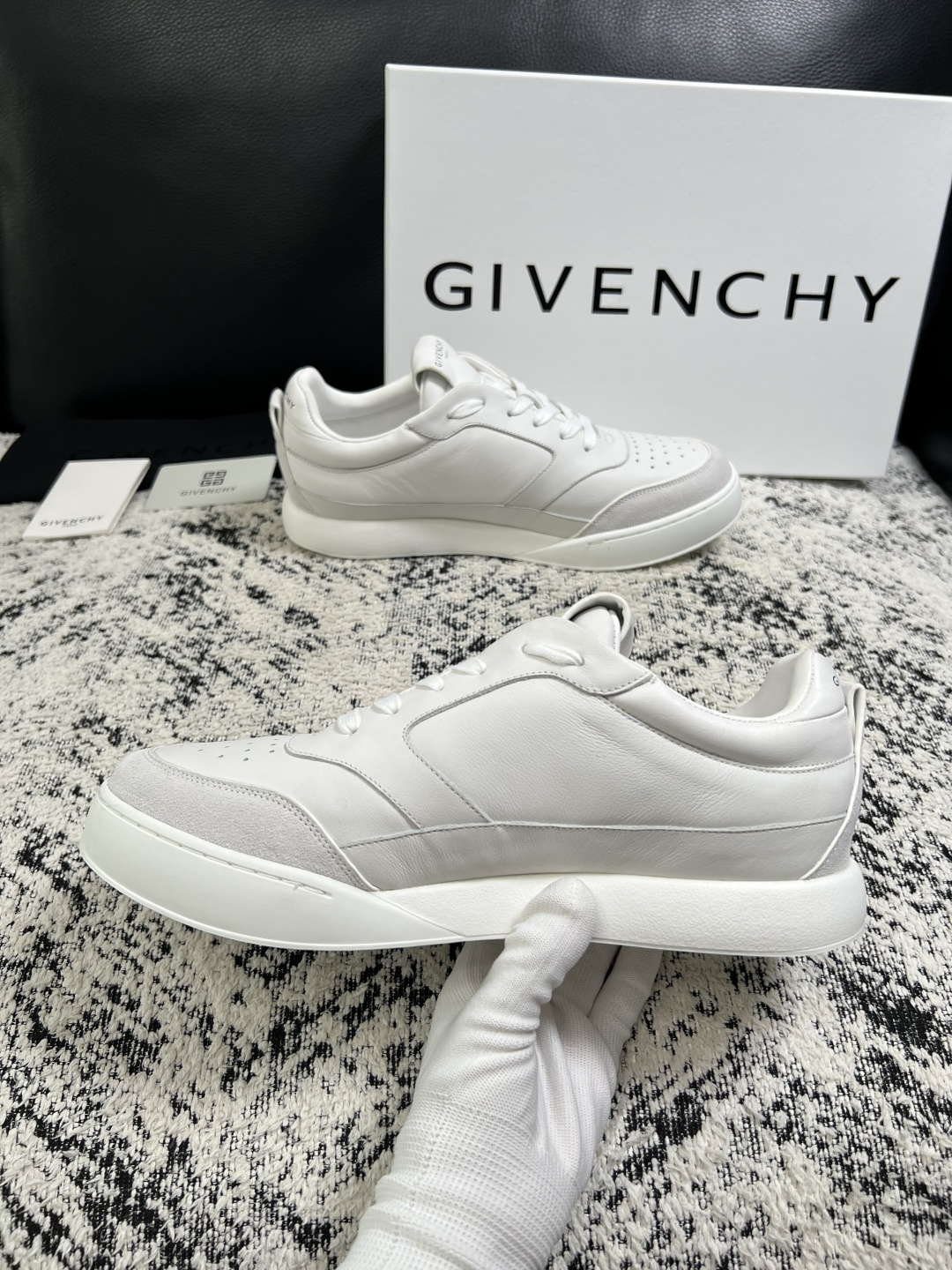 Givenchy 高品质  顶级工艺品  纪梵希 专柜同步原厂配置，意大利进口牛皮搭配面料，全鞋配件私模打造，柔软舒适网