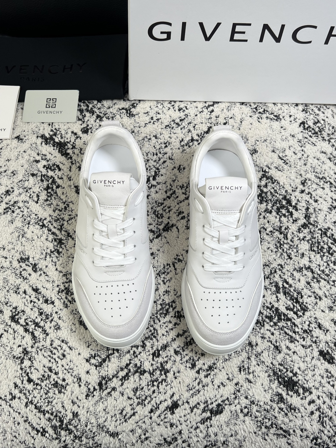 Givenchy 高品质  顶级工艺品  纪梵希 专柜同步原厂配置，意大利进口牛皮搭配面料，全鞋配件私模打造，柔软舒适网
