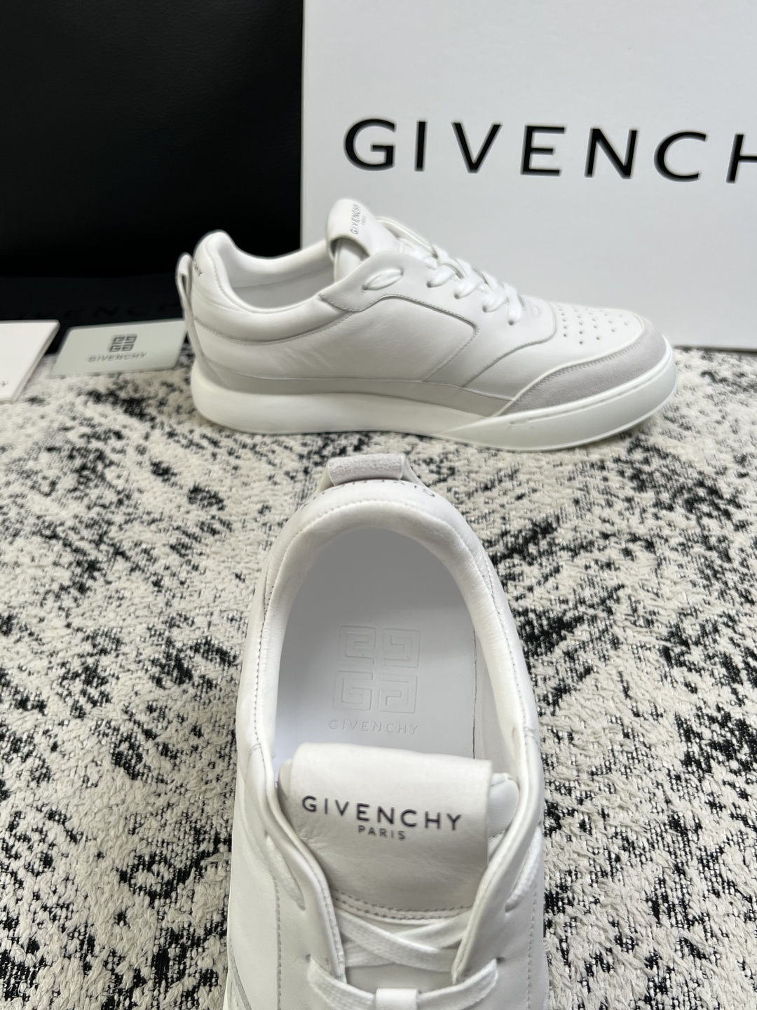 Givenchy 高品质  顶级工艺品  纪梵希 专柜同步原厂配置，意大利进口牛皮搭配面料，全鞋配件私模打造，柔软舒适网