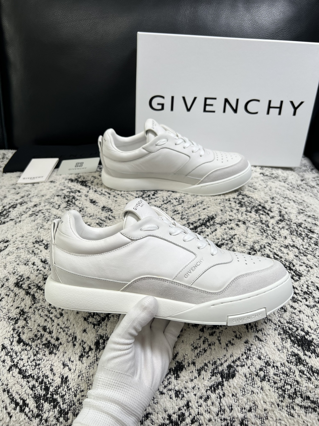 Givenchy 高品质  顶级工艺品  纪梵希 专柜同步原厂配置，意大利进口牛皮搭配面料，全鞋配件私模打造，柔软舒适网