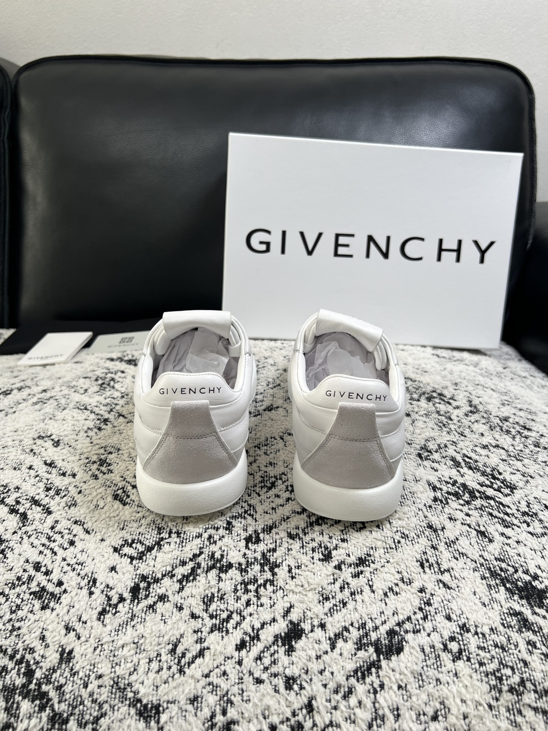 Givenchy 高品质  顶级工艺品  纪梵希 专柜同步原厂配置，意大利进口牛皮搭配面料，全鞋配件私模打造，柔软舒适网