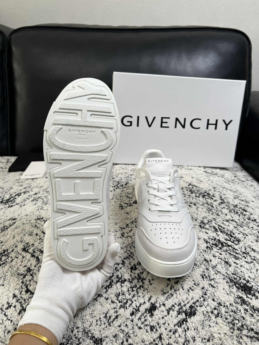 Givenchy 高品质  顶级工艺品  纪梵希 专柜同步原厂配置，意大利进口牛皮搭配面料，全鞋配件私模打造，柔软舒适网